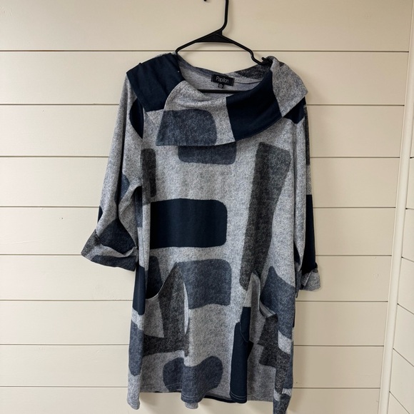 Papillon Blanc Monochrome Knit Top with cuffed 3/4 sleeves and semi cowl neck. - Picture 1 of 5